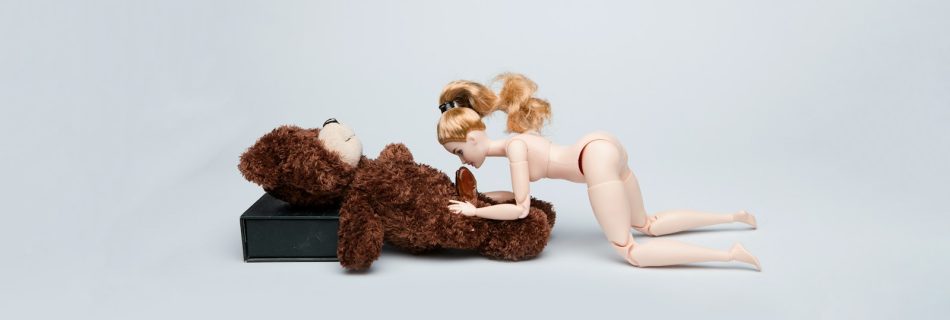 brown teddy bear beside brown teddy bear